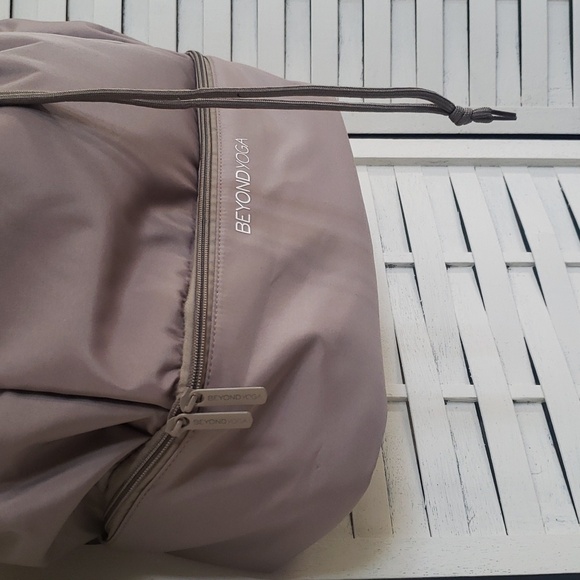 Beyond Yoga Gray 100% Polyester Convertible Backpack/Shoulder Bag New - Picture 4 of 7